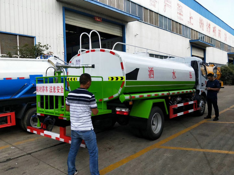 國(guó)六東風(fēng)凱普特D7灑水車(chē)