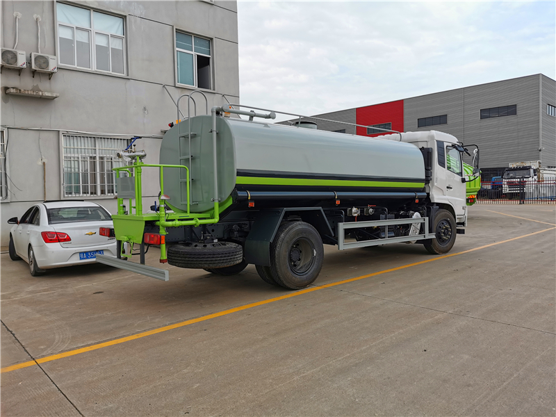 國(guó)六東風(fēng)天錦15噸灑水車(chē)